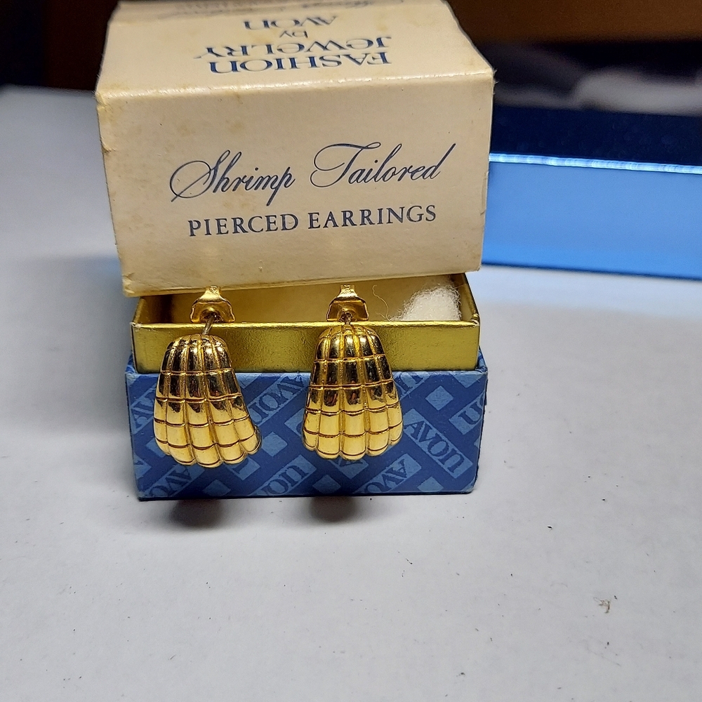 Vintage Avon Shrimp Tailored Earrings